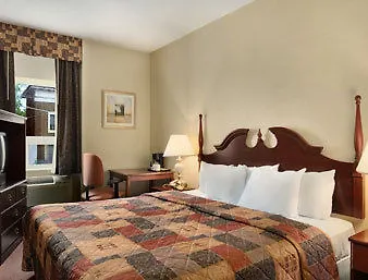 Howard Johnson By Wyndham Toronto Downtown West