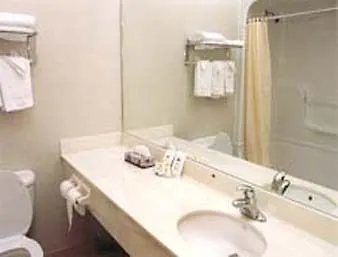 Отель Howard Johnson By Wyndham Toronto Downtown West